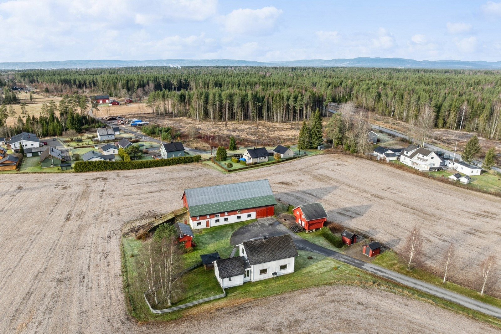 Gården består av et våningshus fra 1900/1984, en driftsbygning fra ca. 1900 og to stabbur Galleribilde