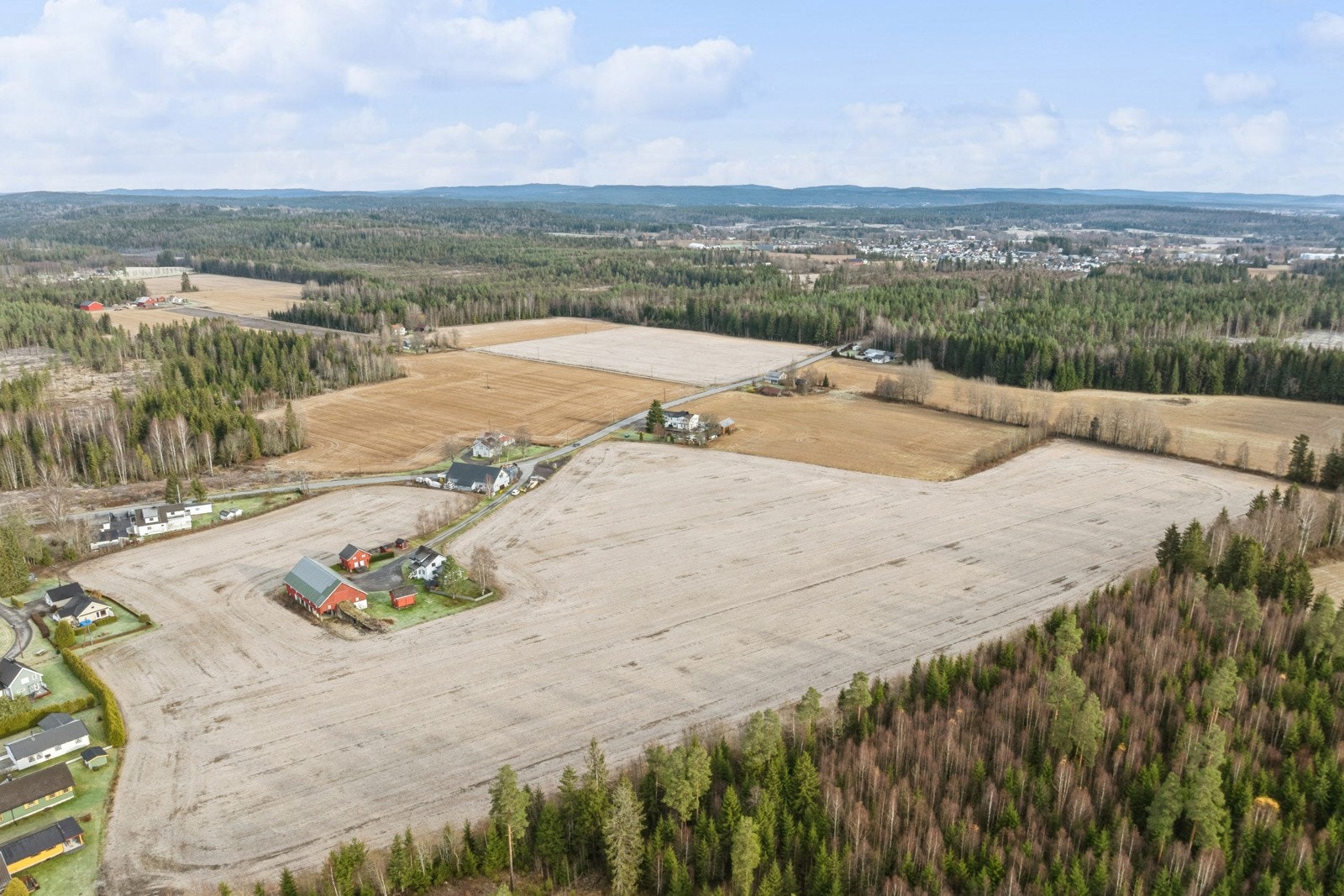 Gårdens totalareal er på ca. 450,9 dekar, hvorav 164,4 dekar er fulldyrka jord. Galleribilde