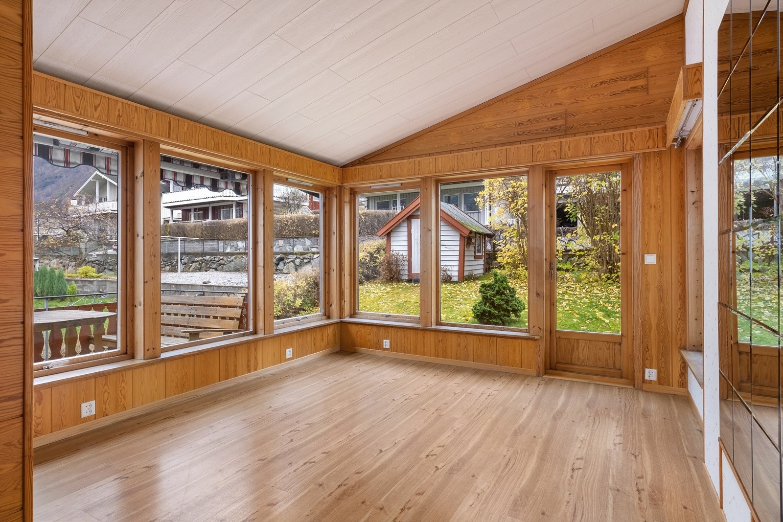 Stor hall med vindauger som lett kan gje eit tidsriktig rom. Galleribilde