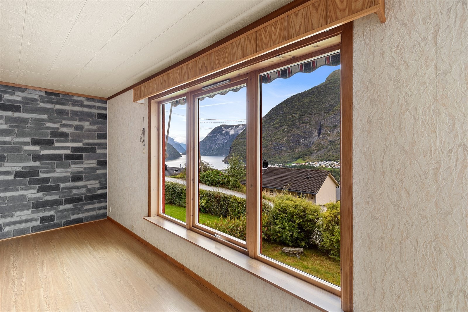 Utsikt mot Årdalsfjorden Galleribilde