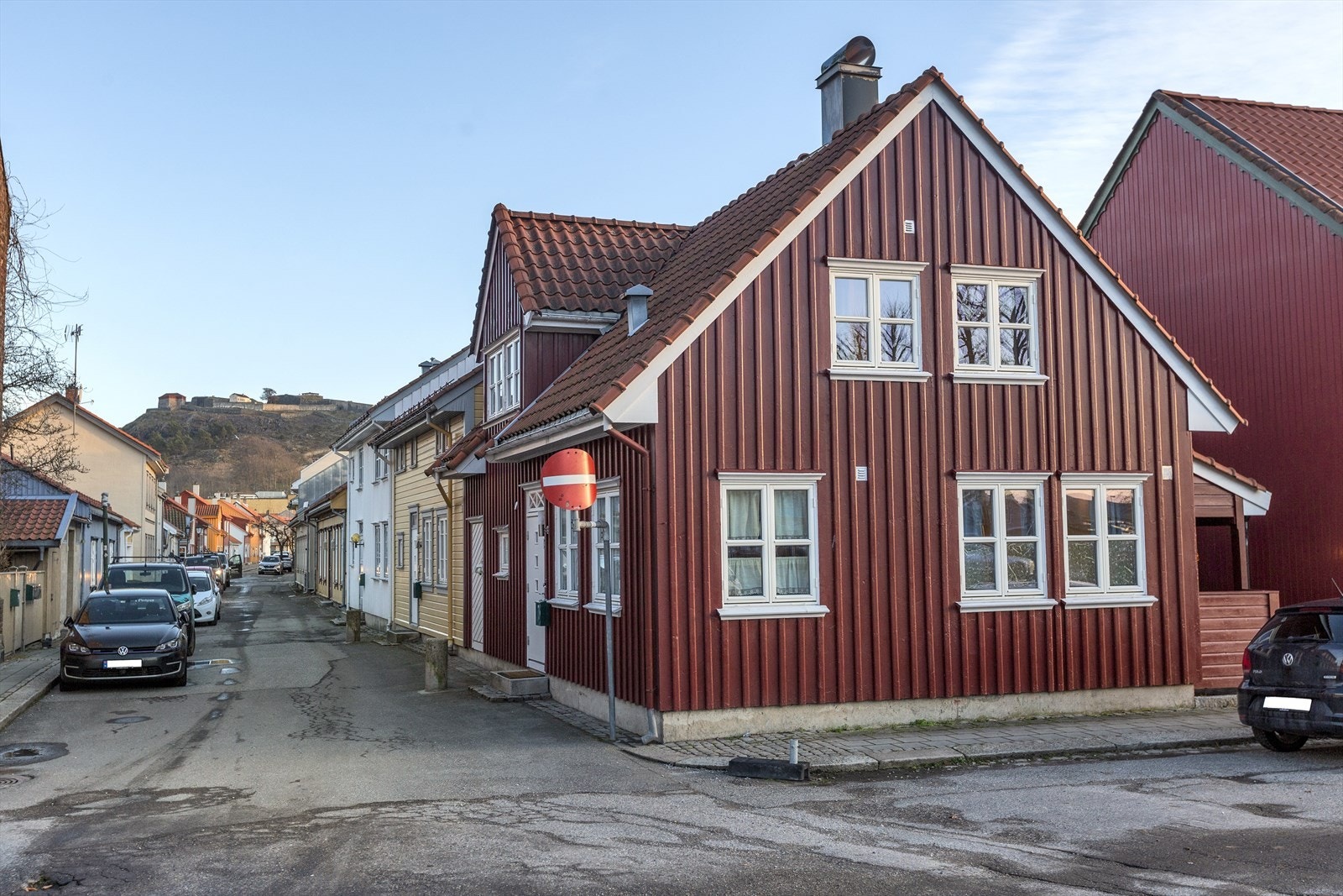 Eiendommen ligger sentralt plassert i den tradisjonsrike og koselige trehusbebyggelsen på Banken, midt i Halden sentrum. Til tross for den sentrale beliggenheten ligger eiendommen i stille og rolige omgivelser med minimalt med biltrafikk Galleribilde