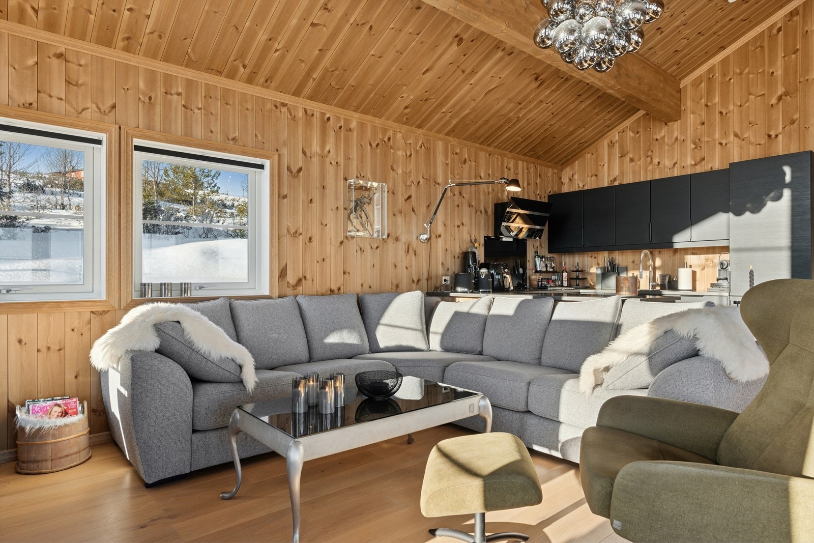 I stuen er det plass til en sofakrok og øvrig møblement, samt spisebord. Galleribilde