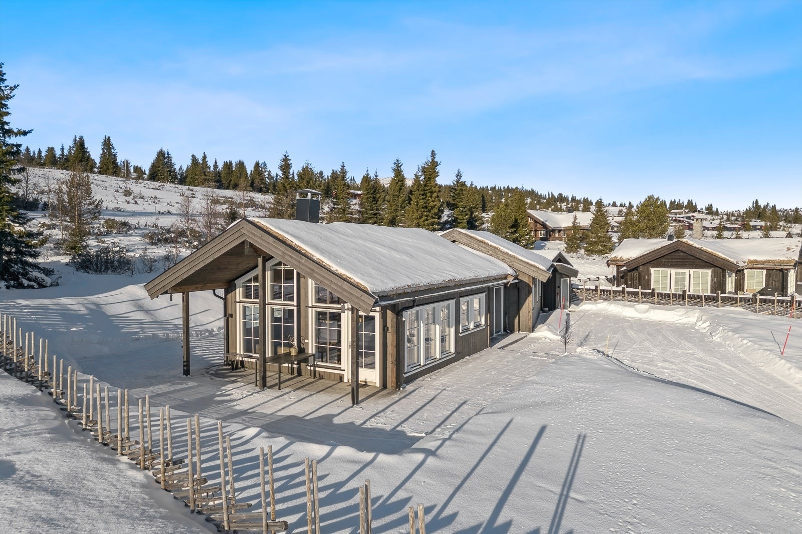 Velkommen til fjells! Høyt og frittliggende fritidsbolig beliggende på Golsfjellet med panoramautsikt. Galleribilde