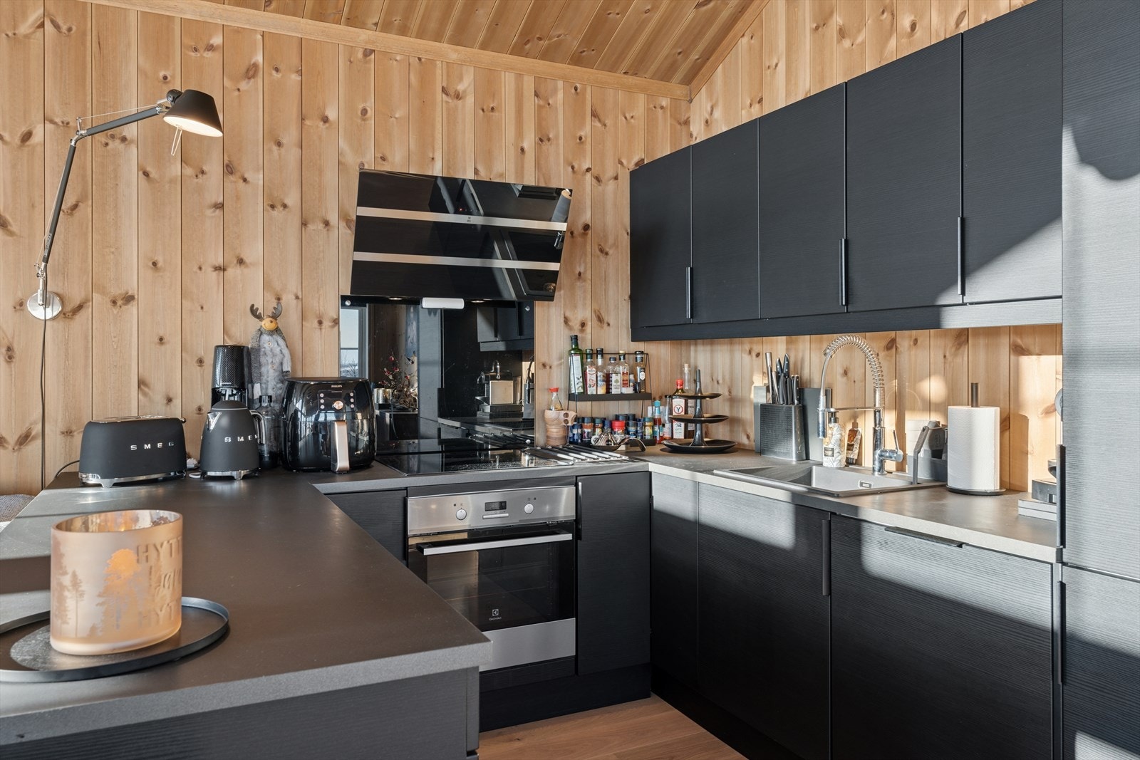 Sort kjøkkeninnredning med glatte fronter. Galleribilde