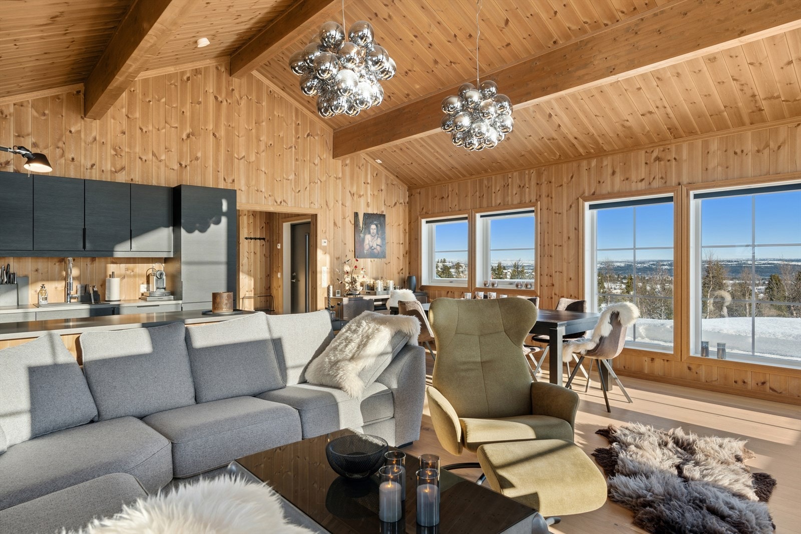 Romslig stue med mye naturlig lys Galleribilde