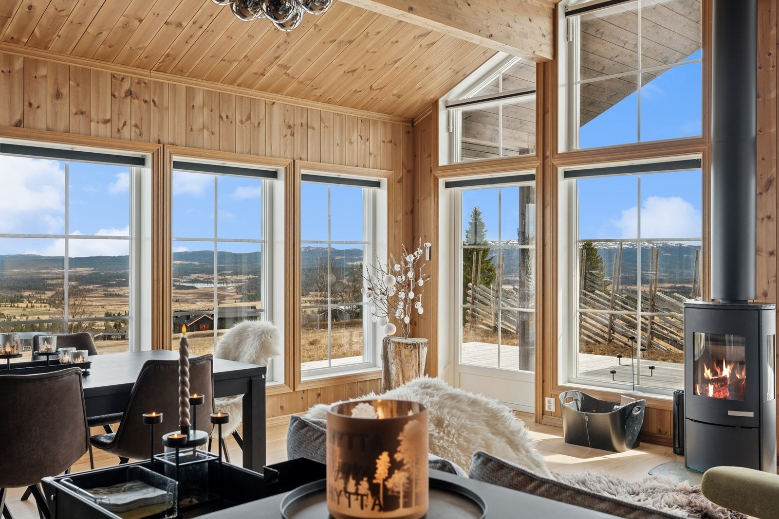 Lys og romslig stue med god takhøyde og flott utsikt! Galleribilde