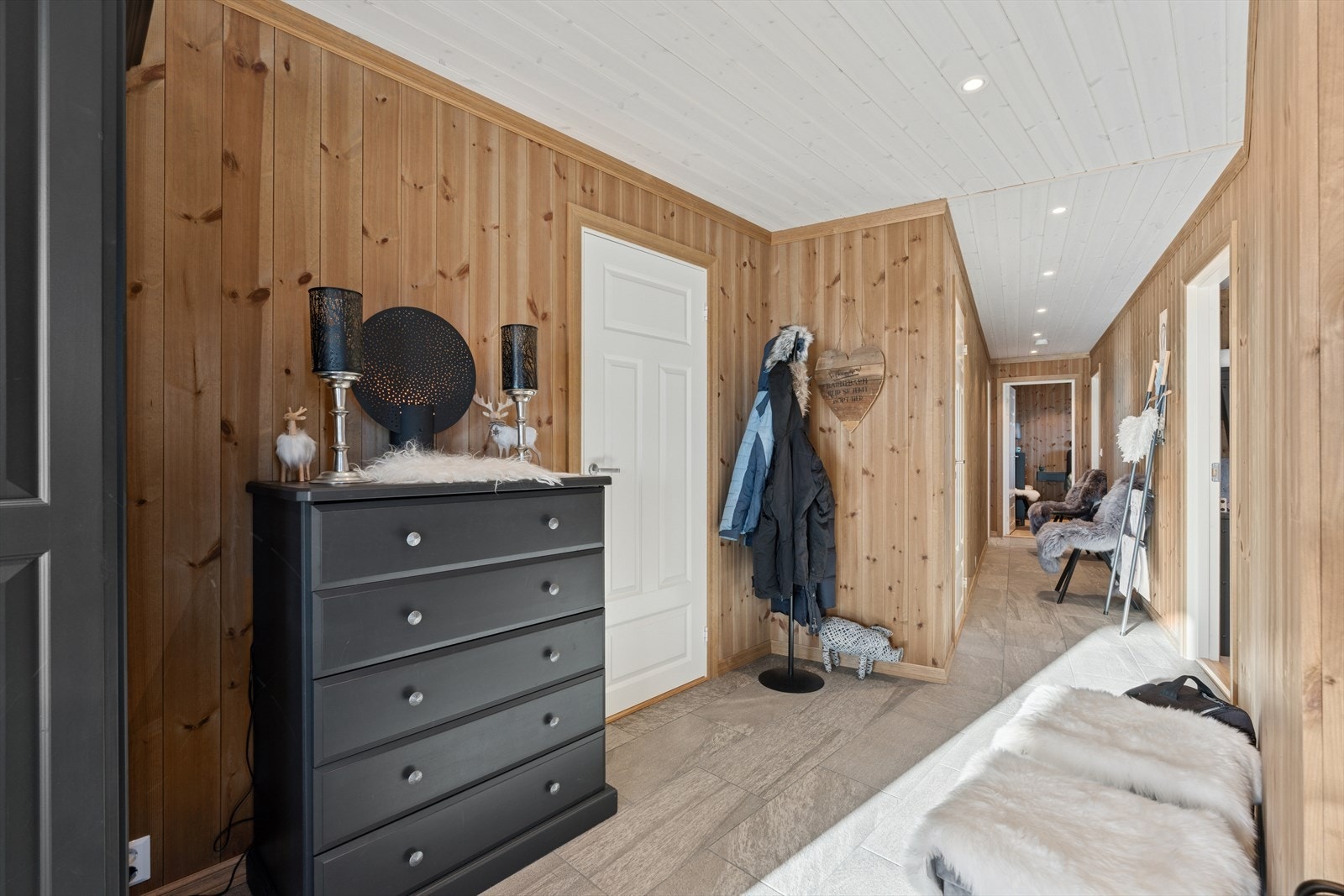 Innbydende entré med plass til å sette fra seg sko og henge fra seg yttertøy. Galleribilde