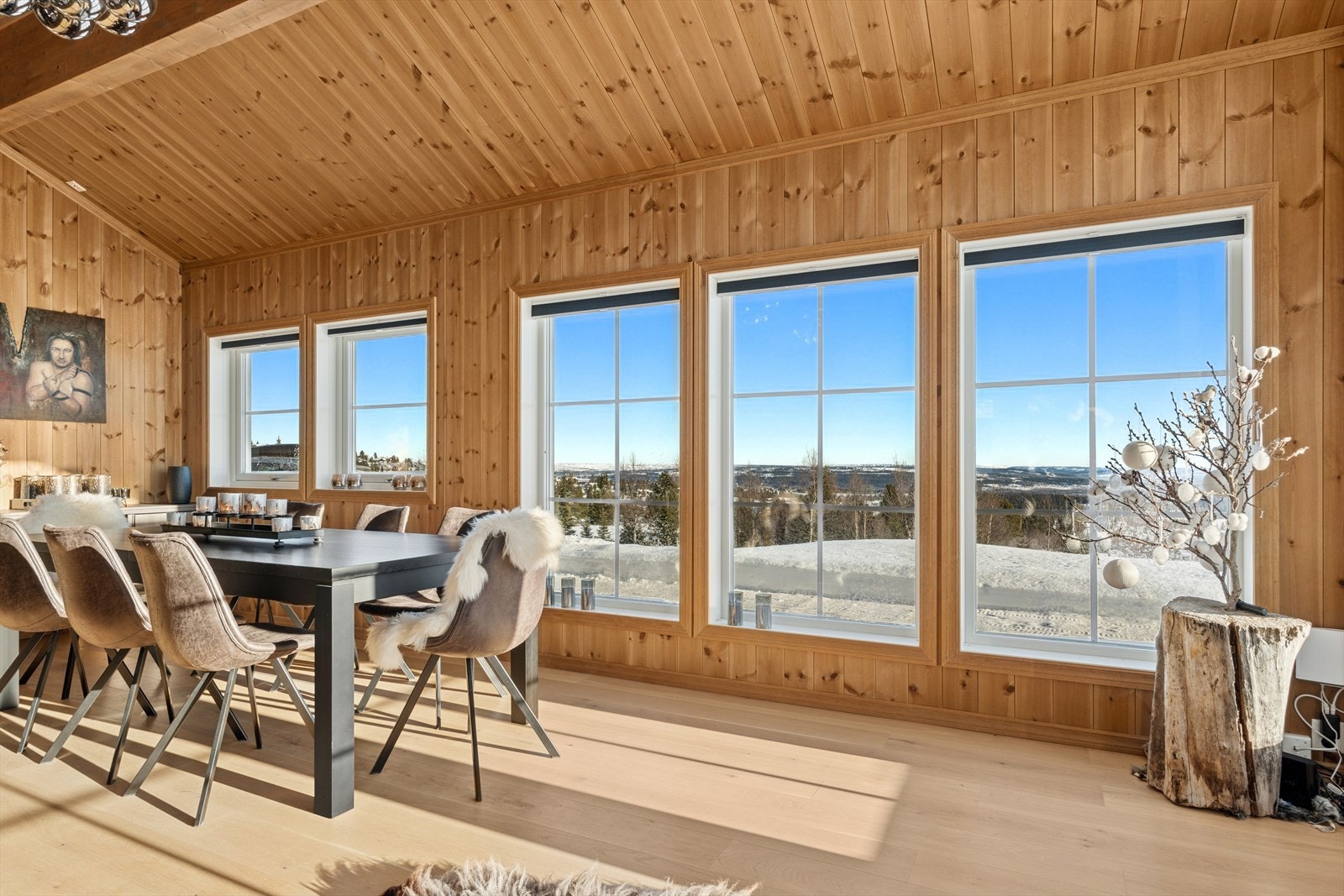 Store vindusoverflater i stuen gir ekstra mye naturlig lys samt at du får fjellet rett inn i stuen. Galleribilde