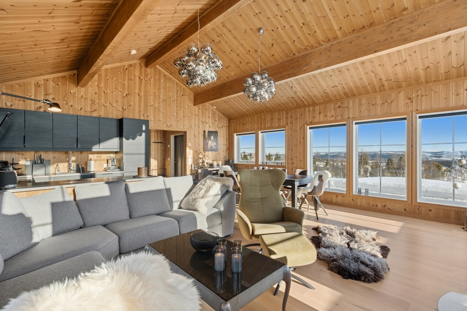 Den høye takhøyden skaper en flott atmosfære i rommet. Galleribilde