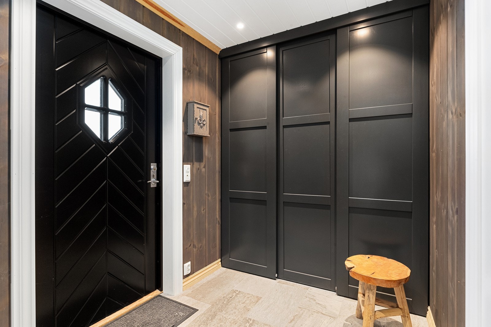 Romslig gang med dør inn til innvendig bod for rikelig oppbevaringsplass Galleribilde