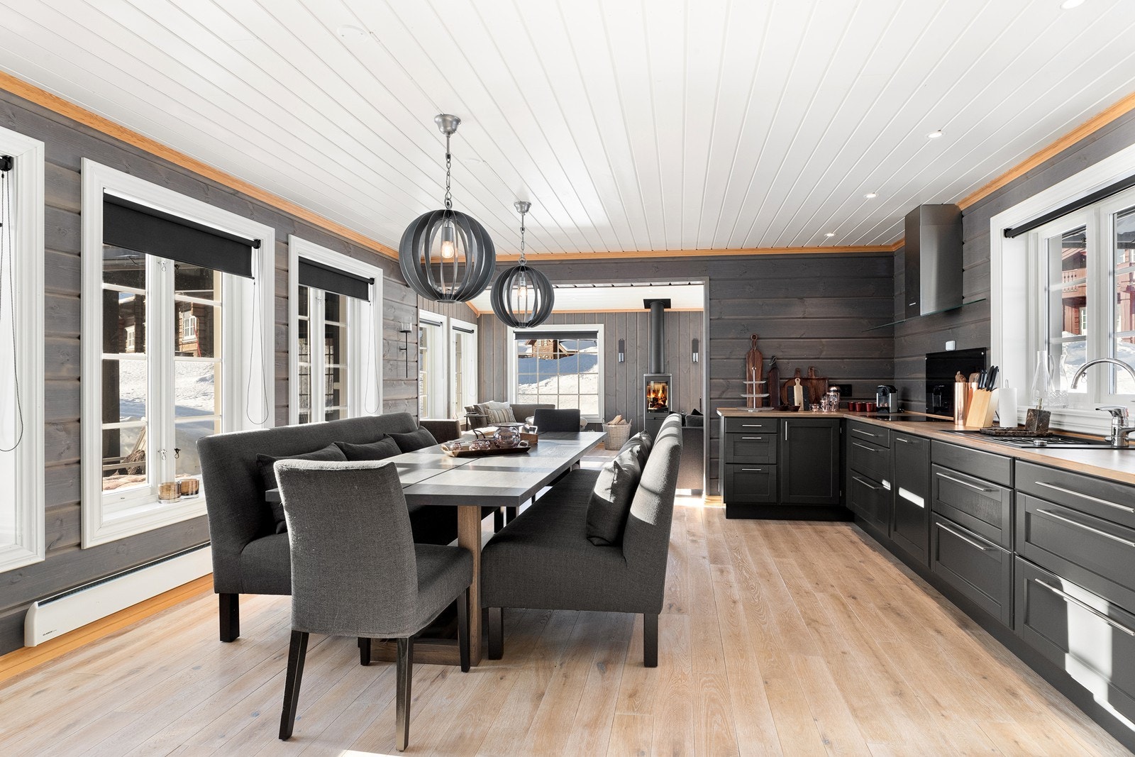 Stilrent kjøkken med innredning fra Kistefoss. Her har man godt med oppbevaringsplass, integrerte hvitevarer og benkeplate i heltre Galleribilde