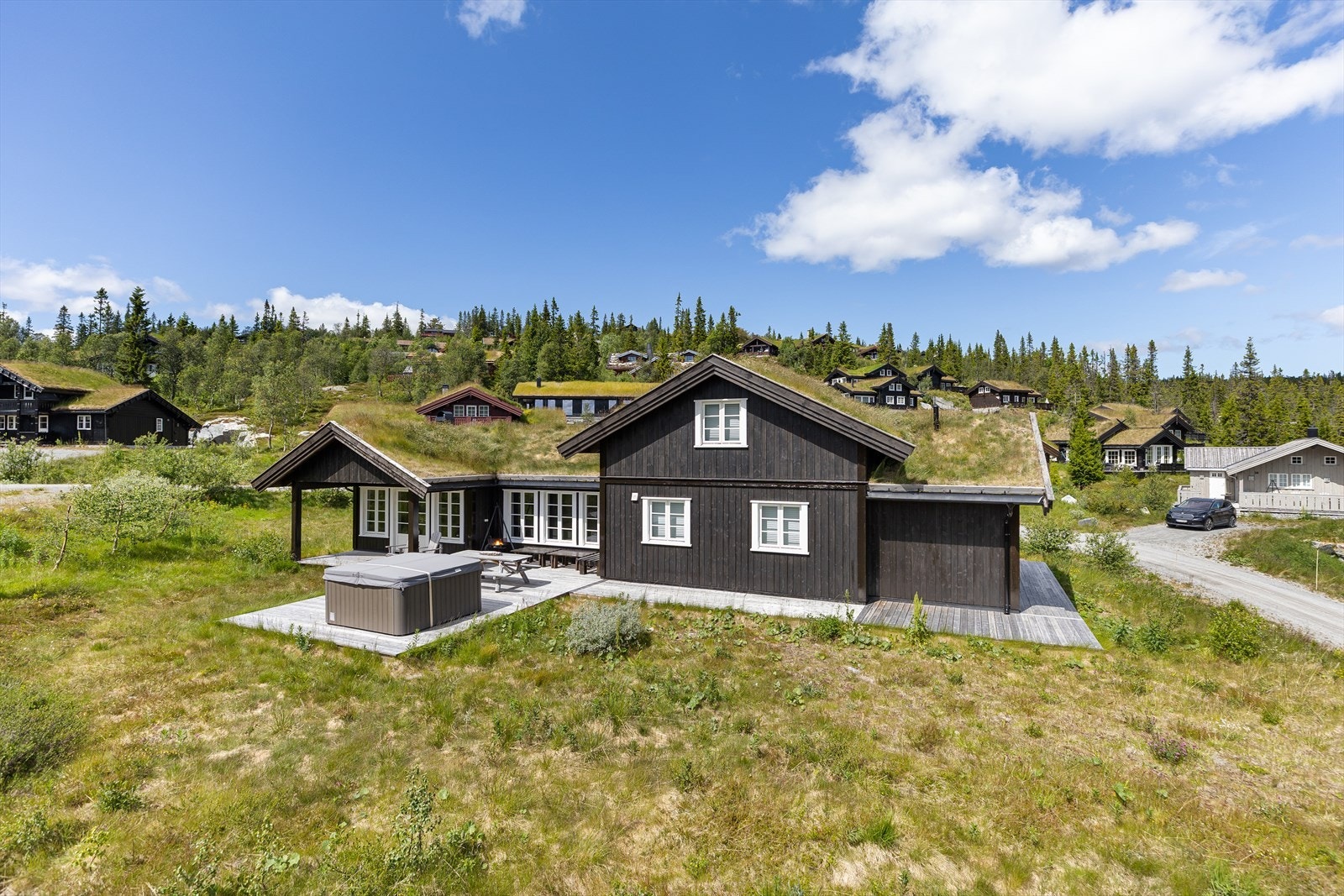 Velkommen til Staulsvegen 25 - en flott familiehytte med inntil ti sengeplasser og romslige oppholdsrom Galleribilde