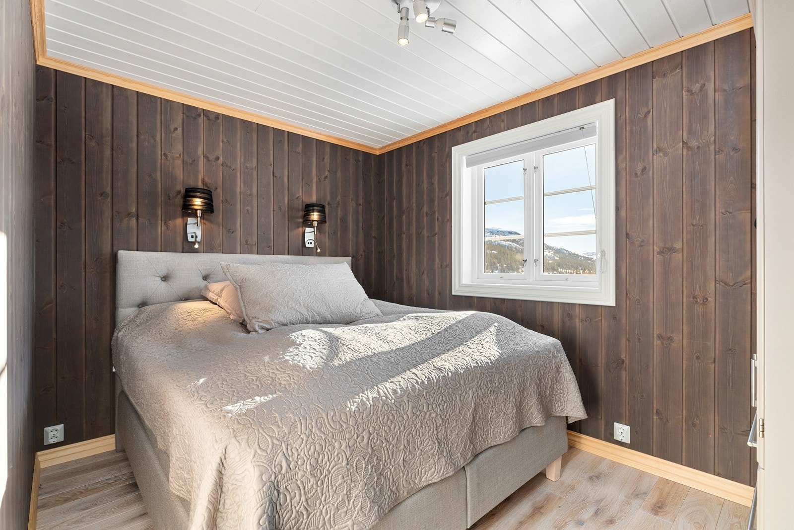 Hytta har til sammen fire soverom med inntil ti sengeplasser. Galleribilde