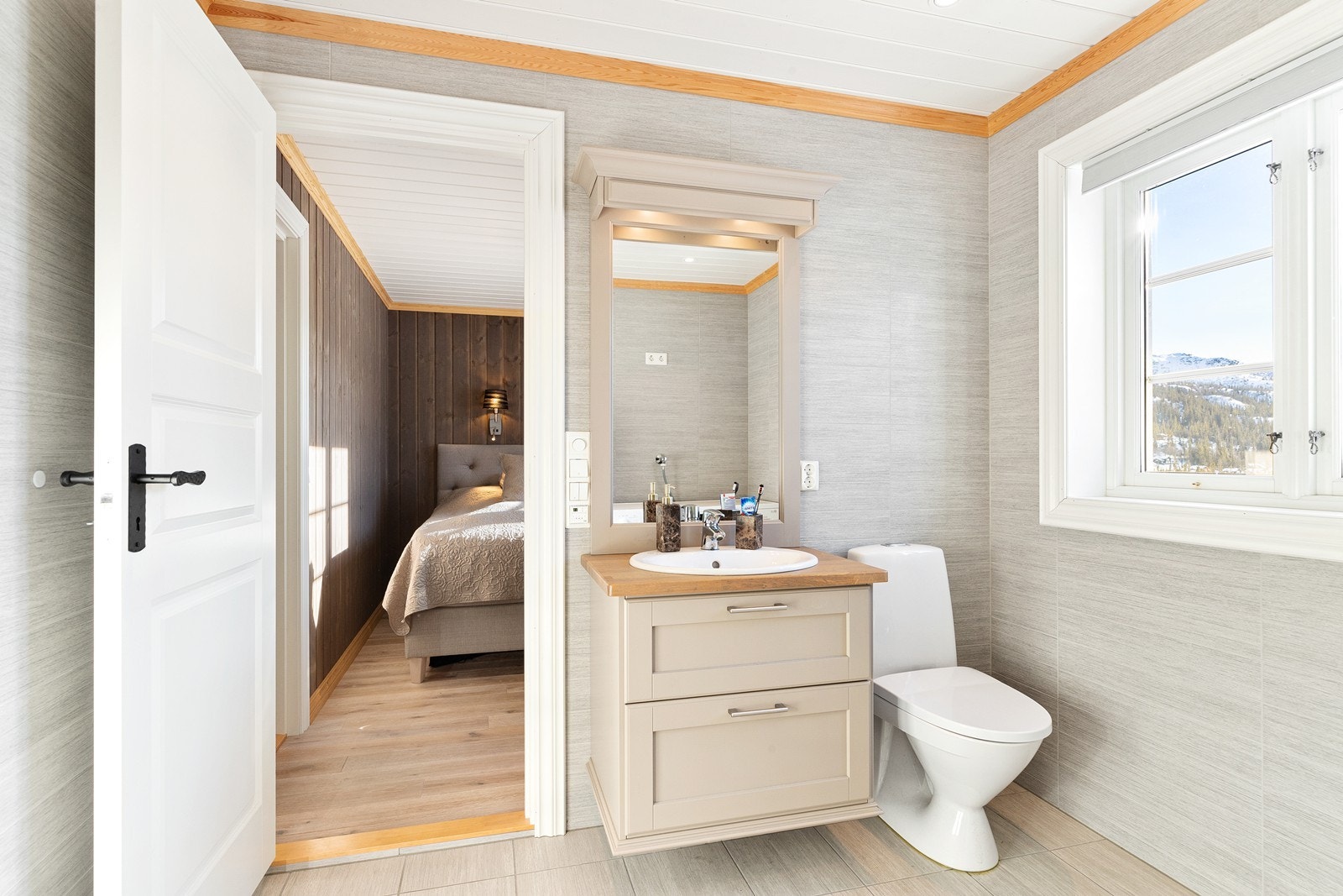 Romslig bad hoved-soverom Galleribilde