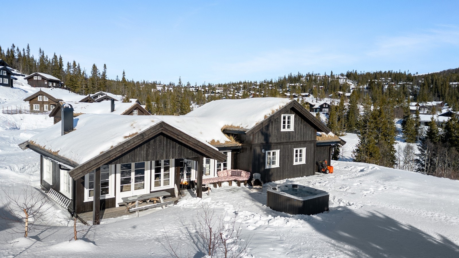 Det er en romslig terrasse med utgang fra stua, her kan man nyte solen og sene kvelder i jacuzzien Galleribilde