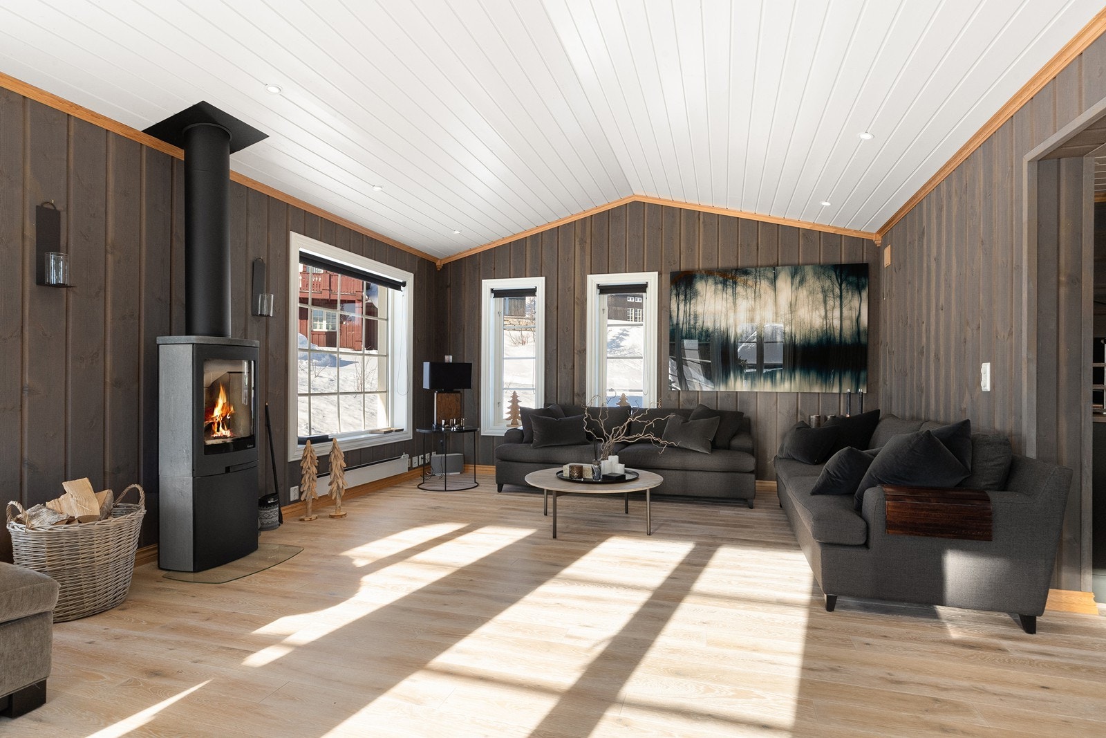 Romslig stue med møbler av god kvalitet fra Slettvoll. Møbler fra Slettvoll og Kistefoss medfølger, se salgsoppgaven for mer informasjon Galleribilde