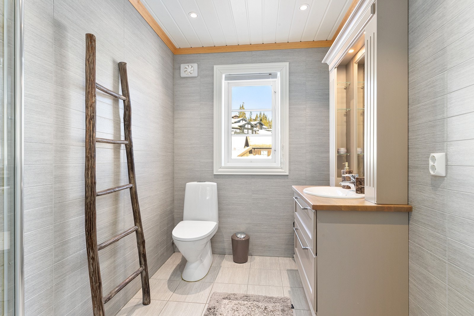 Bad nr. 2. Hytta har to bad, flislagt med lyse og pene overflater. Galleribilde