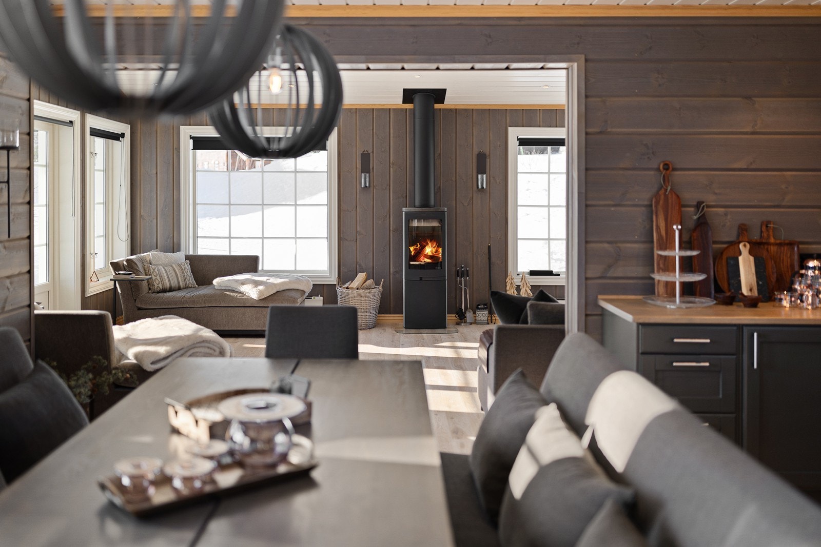 Fra kjøkkenet ser man den flotte klebersteinpeisen Galleribilde