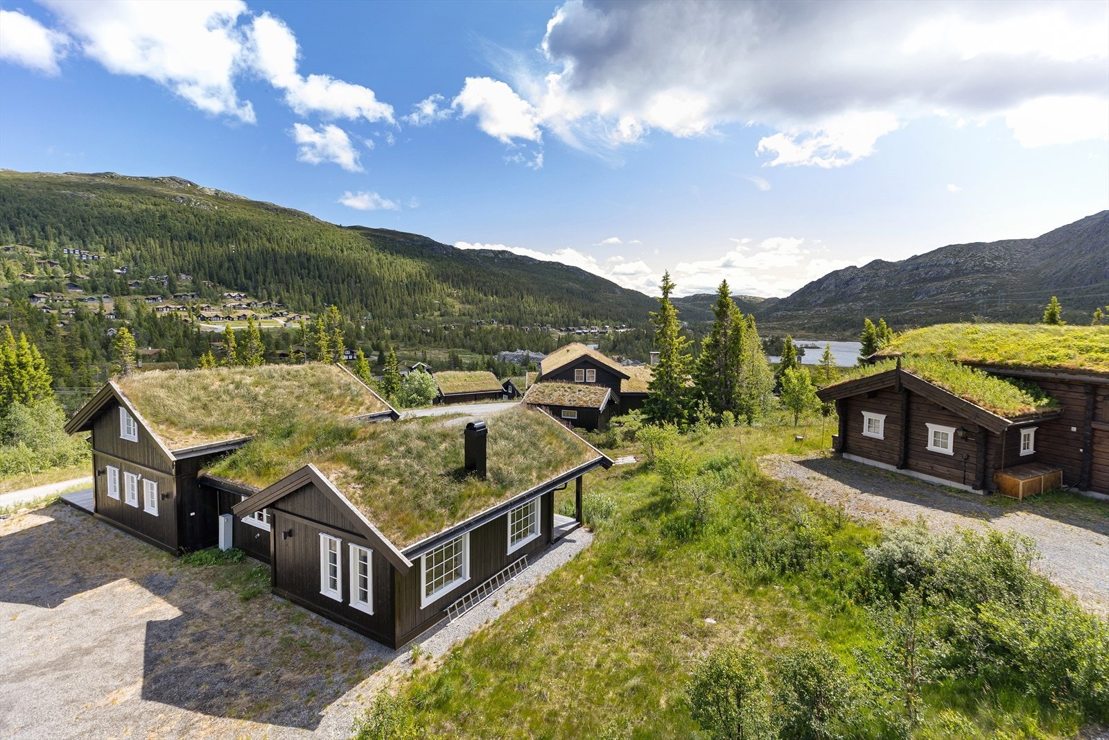 Stor parkeringsplass med plass til mange biler! Galleribilde