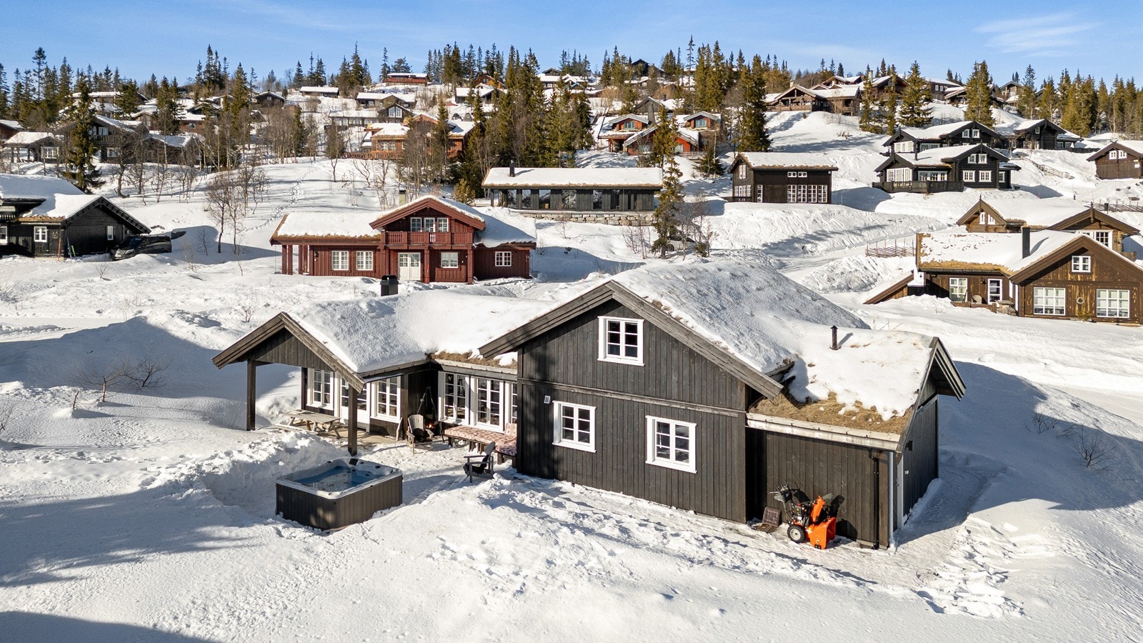 Herfra har man flott utsikt til Gaustatoppen og nærhet til det meste - ski inn/ut Galleribilde