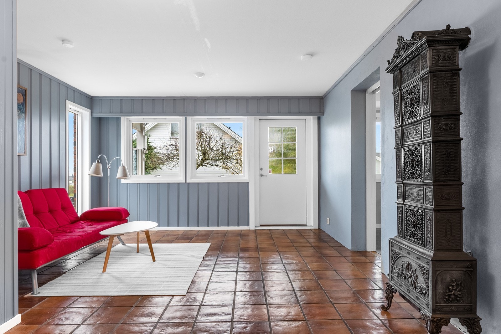 I underetasje er det flere funksjonelle, innredede rom som del av hybel. Stuen har flislagt gulv, flere store vinduer og egen utvendig adkomst. Galleribilde