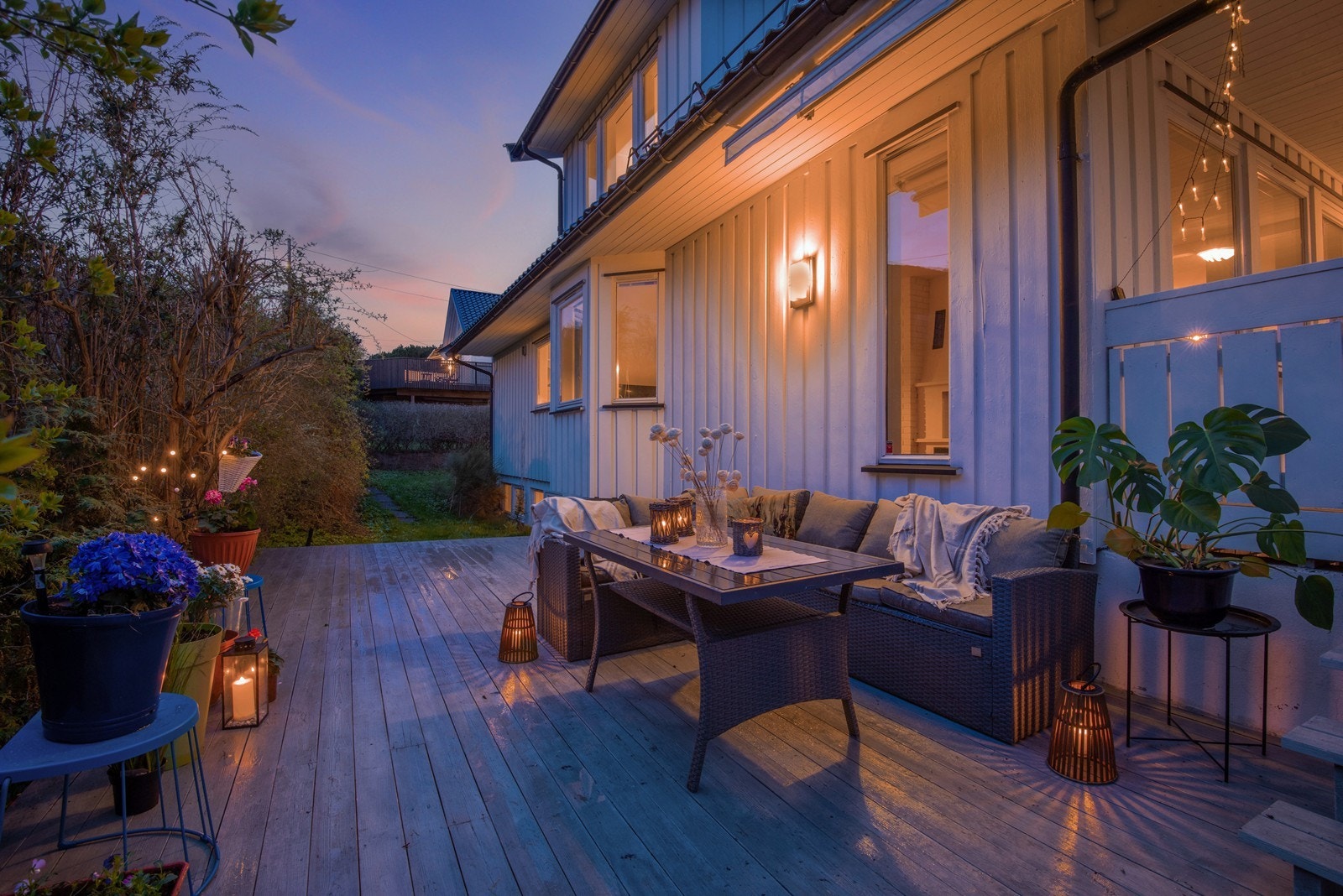 Terrassen er videre tilknyttet hage på baksiden av boligen. Galleribilde