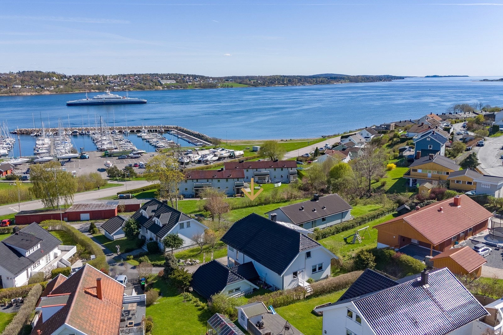 Eiendommen har rolig og attraktiv beliggenhet innerst i blindvei, med kort avstand til både vannet, flotte turområder og sentrum Galleribilde