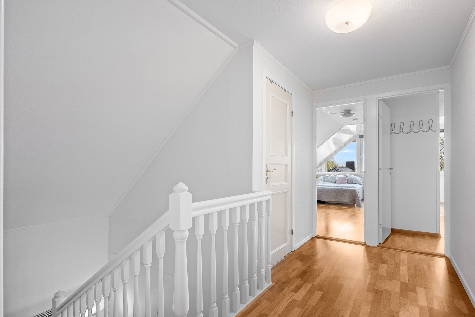 I trapperommet som binder soverommene sammen er det også et praktisk garderoberom/bod for oppbevaring. Galleribilde