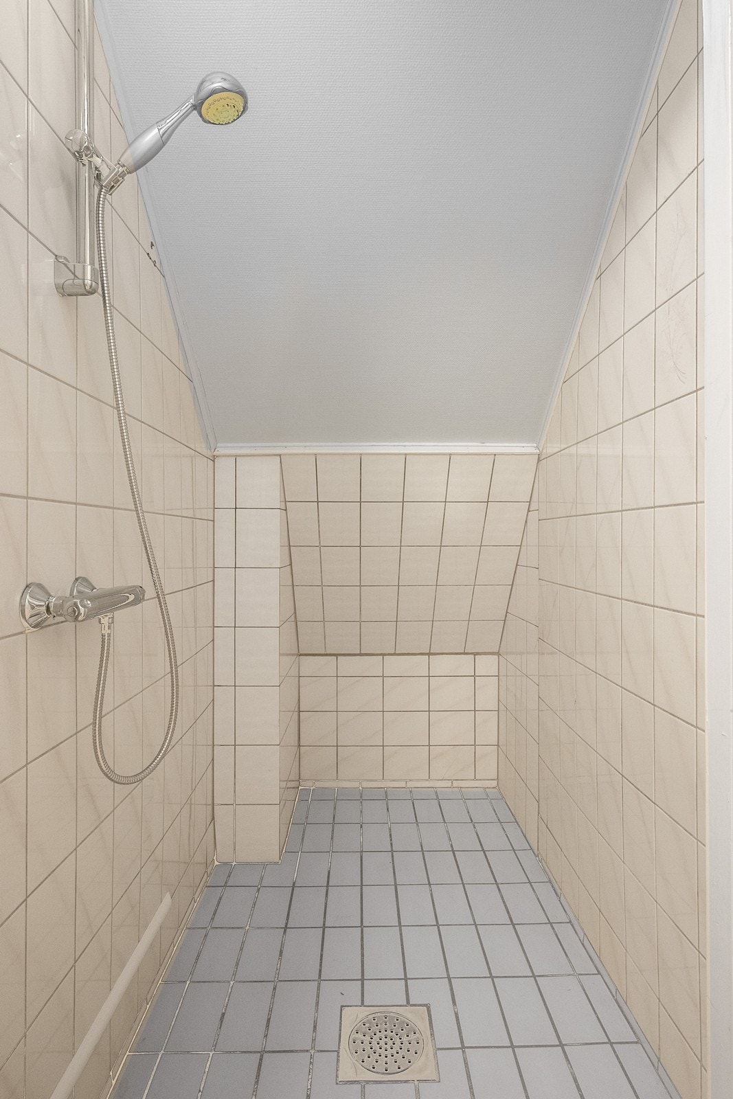 Vegg-i-vegg med toalettrom i 2. etasje er et praktisk, flislagt dusjrom. Galleribilde