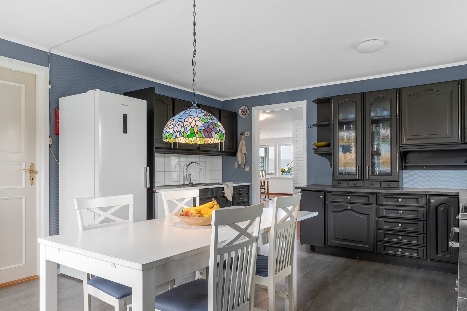 Kjøkkenet ligger adskilt fra stuen med god størrelse og innholdsrik innredning i over- og underskap. Galleribilde