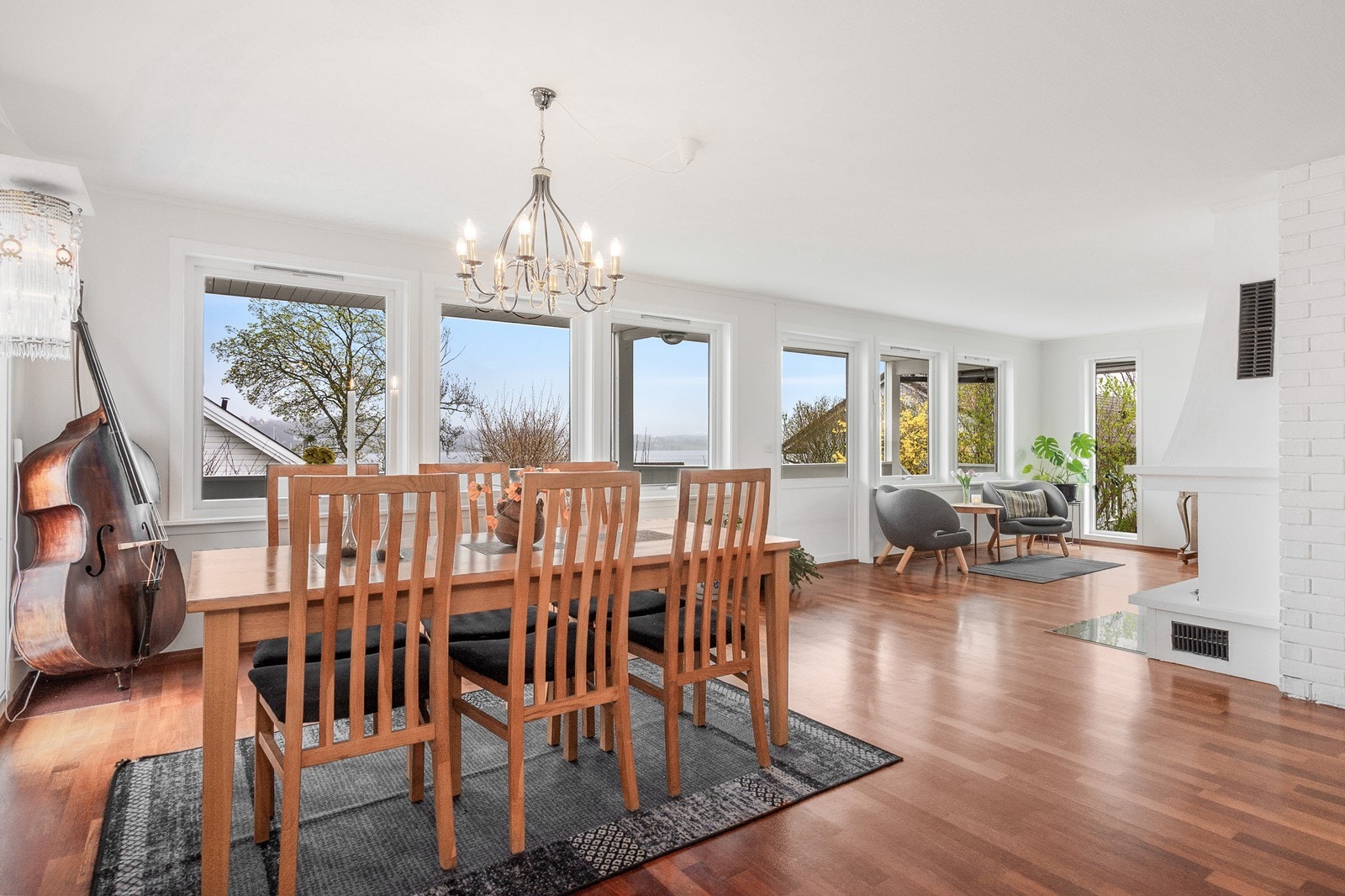 Store vindusflater på flere vegger gir rikelig med gjennomgående, naturlig lys og fin utsikt mot vannet. Galleribilde