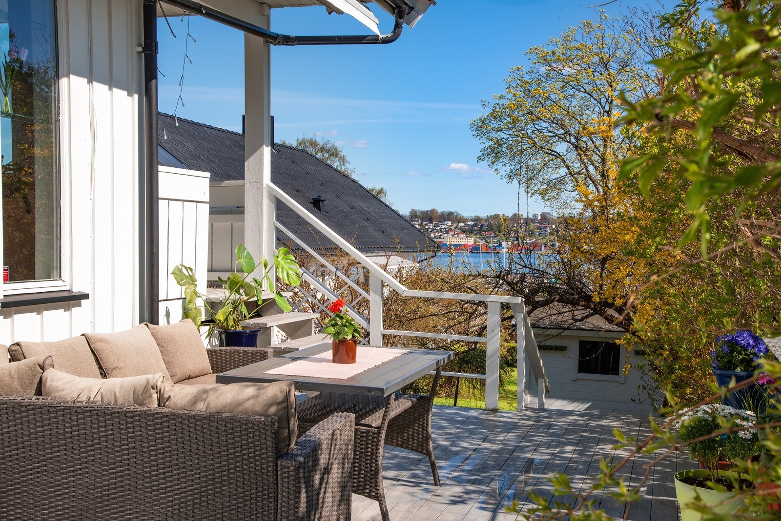 Fra veranda leder en trapp ned til sydvestvendt terrasse med plass til loungemøbel eller spiseplass. Galleribilde