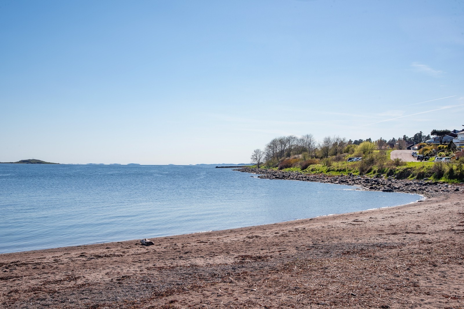 Fra boligen er det kun 250 meter til strand og populære skogturer ligger i kort gangavstand. Galleribilde