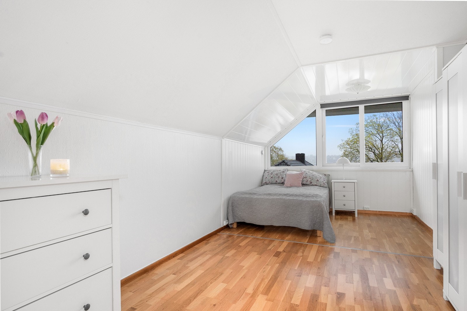 Soverom 3. De to østvendte soverommene ble ytterligere tilbygd i 2015 og har meget god størrelse - perfekt for barna, ungdommen eller å huse gjester. Galleribilde