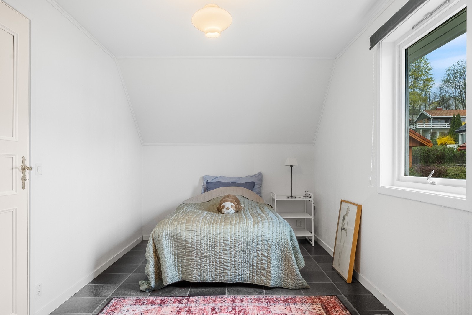 Soverom 2. Tre av rommene har eikeparkett på gulv og det fjerde slitesterk laminat. Overflatene er hvitmalte og gir et lyst inntrykk. Galleribilde