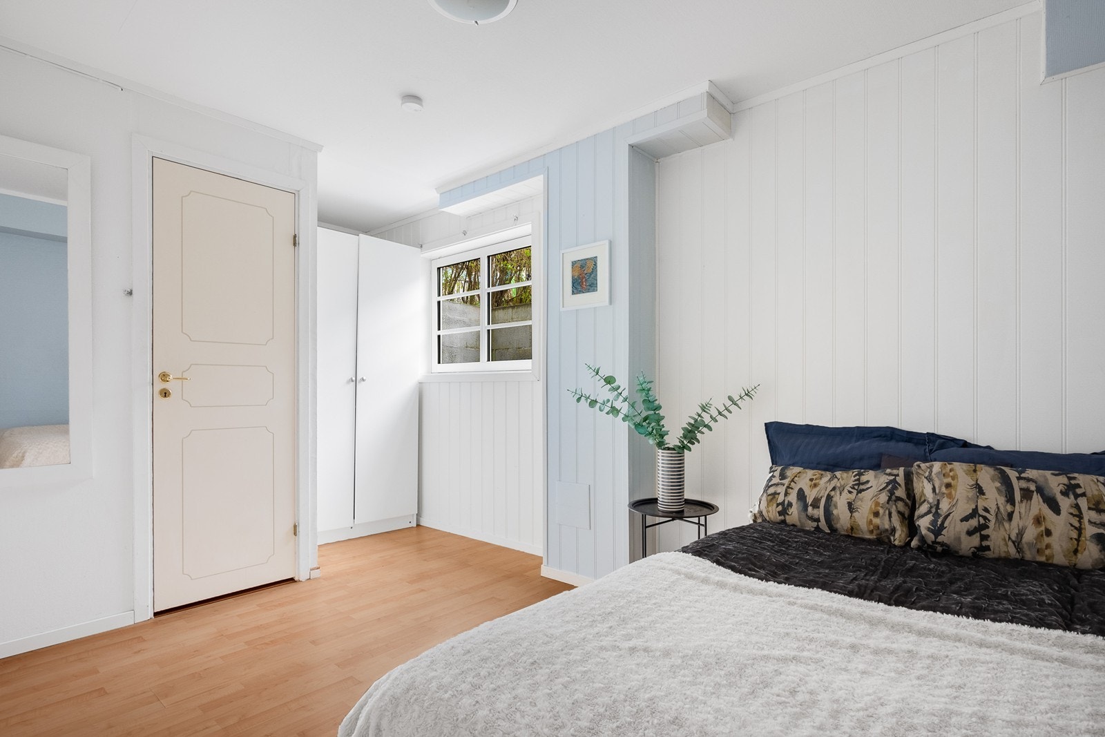 Et av rommene har tilgang til en praktisk bod. Galleribilde