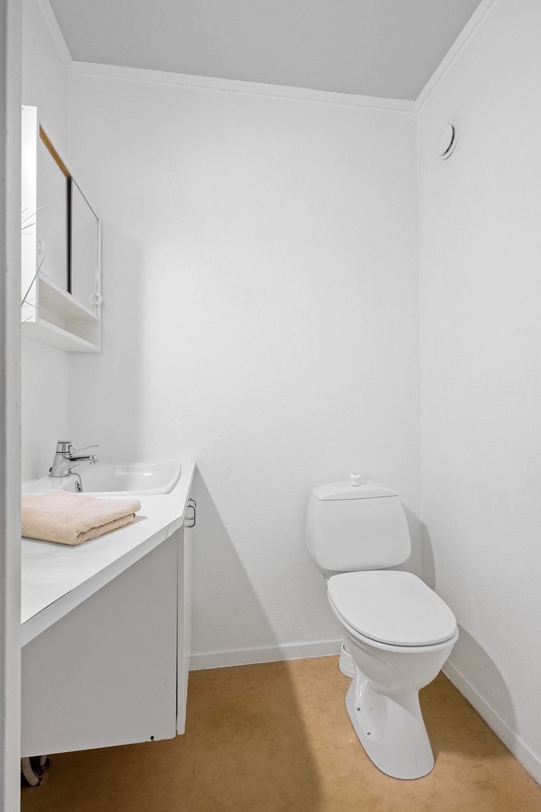 I tillegg til bad er det etablert et toalettrom med skapinnredning med nedfelt servant, speilskap og gulvfestet toalett. Galleribilde