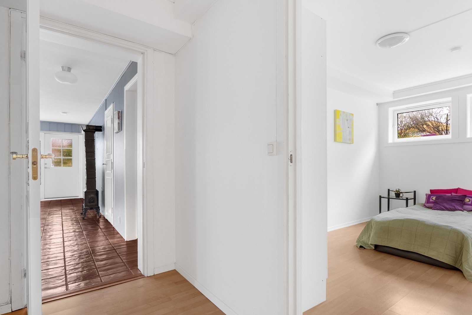 Rom brukt som soverom/kontor ligger i adskilt gang, praktisk tilknyttet toalettrommet. De tre rommene er lyse med laminat på gulv og slettmalte overflater. Galleribilde