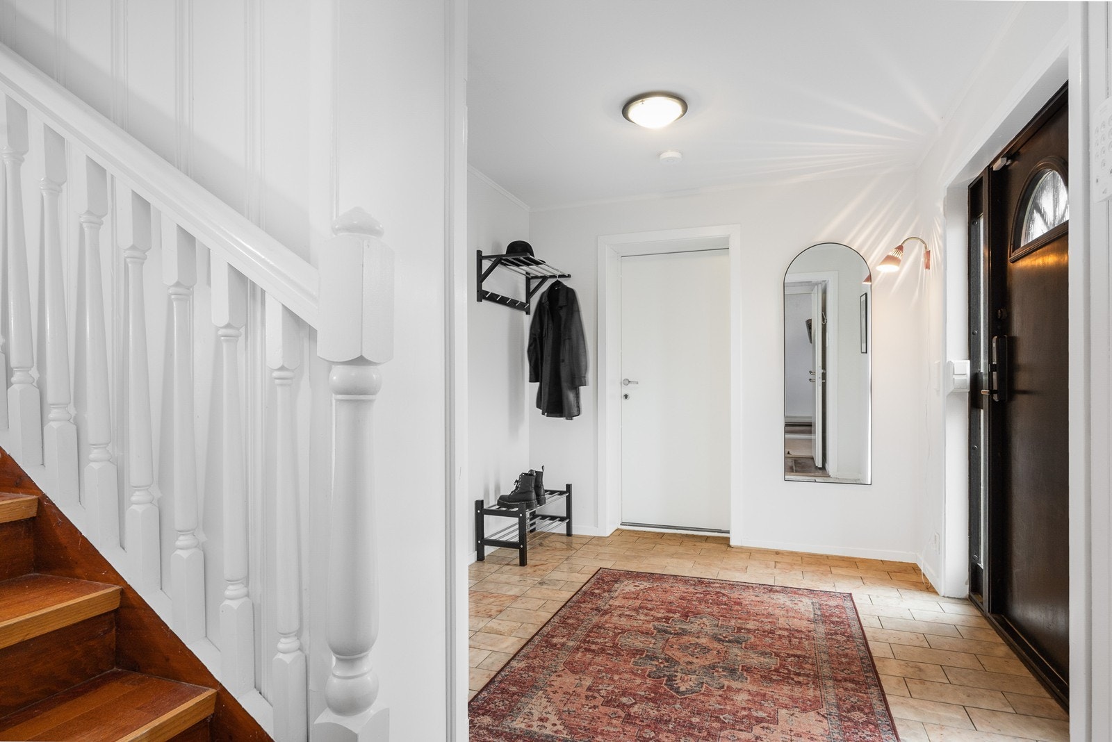 Hoveddelen strekker seg hovedsakelig over 1.- og 2. etasje i eneboligen, med flislagt entré/hall og integrert garasje i underetasje. Galleribilde