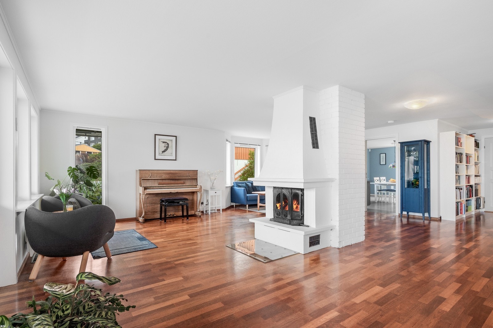 Stuen ligger i 1. etasje og blir boligens sosiale samlingspunkt med sin gode størrelse og lyse atmosfære. Galleribilde