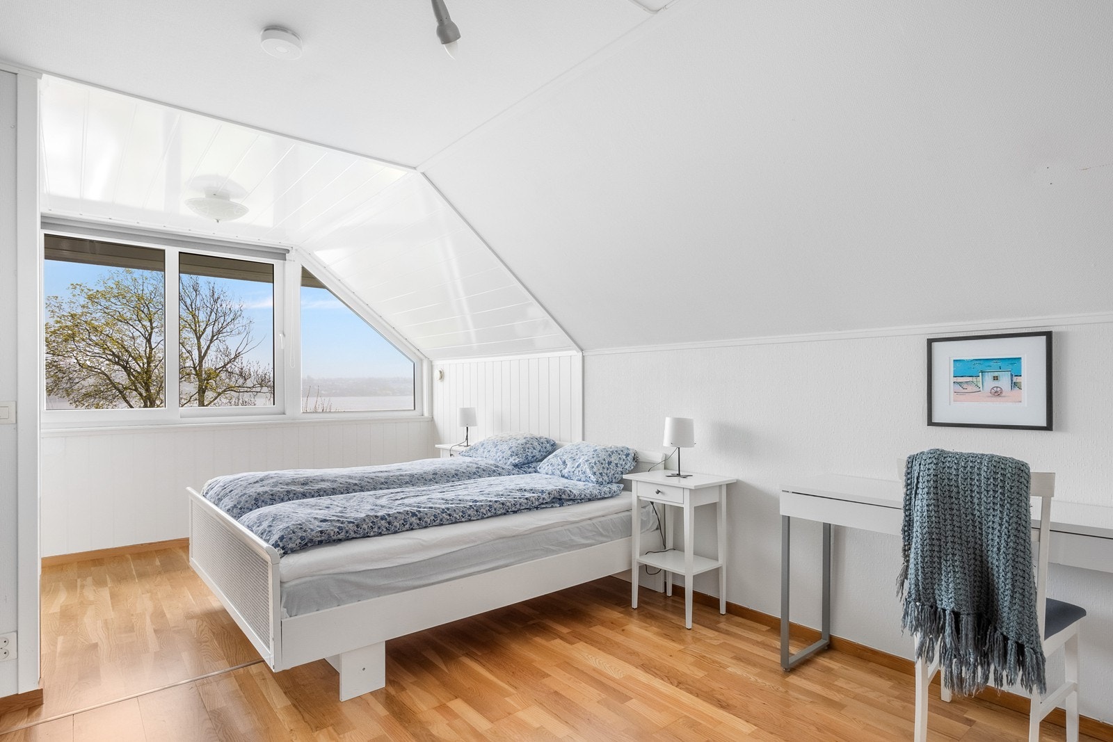 Soverom 4. Vindusflater fra vegg til vegg mot vannet gir høytliggende og fin utsikt mot Oslofjorden. Galleribilde