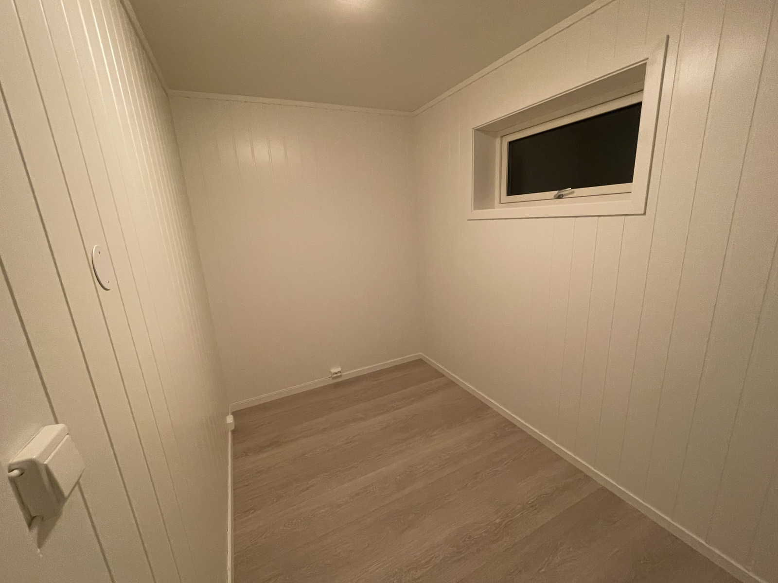 Disponibelt rom som benyttes som soverom. Pusset opp med nytt tak, nye vegger og nytt gulv i 2025. Galleribilde