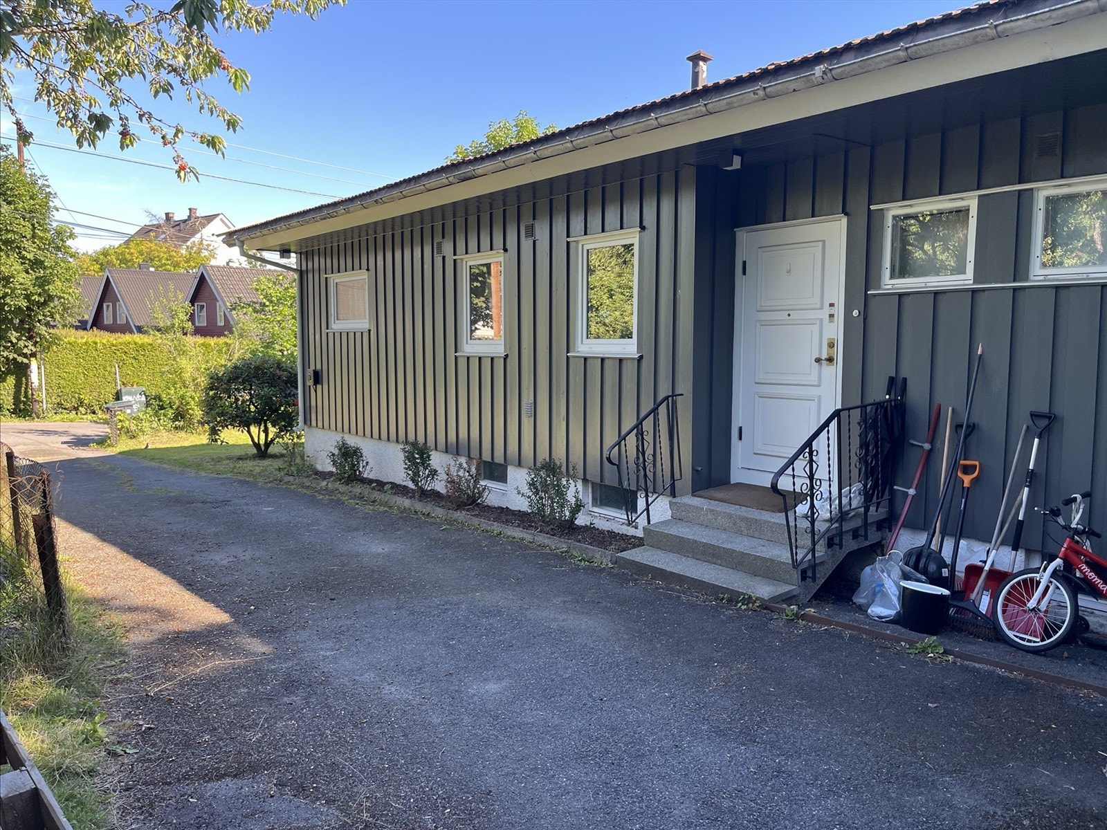 Praktisk oppkjørsel med plass til flere biler. Galleribilde