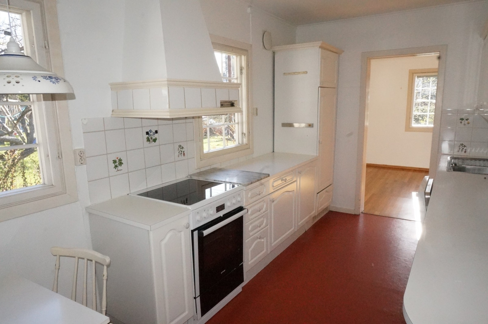 Kjøkkenet er totalrenovert vinteren 2025 med nytt gulv. Nye bilder kommer. Galleribilde