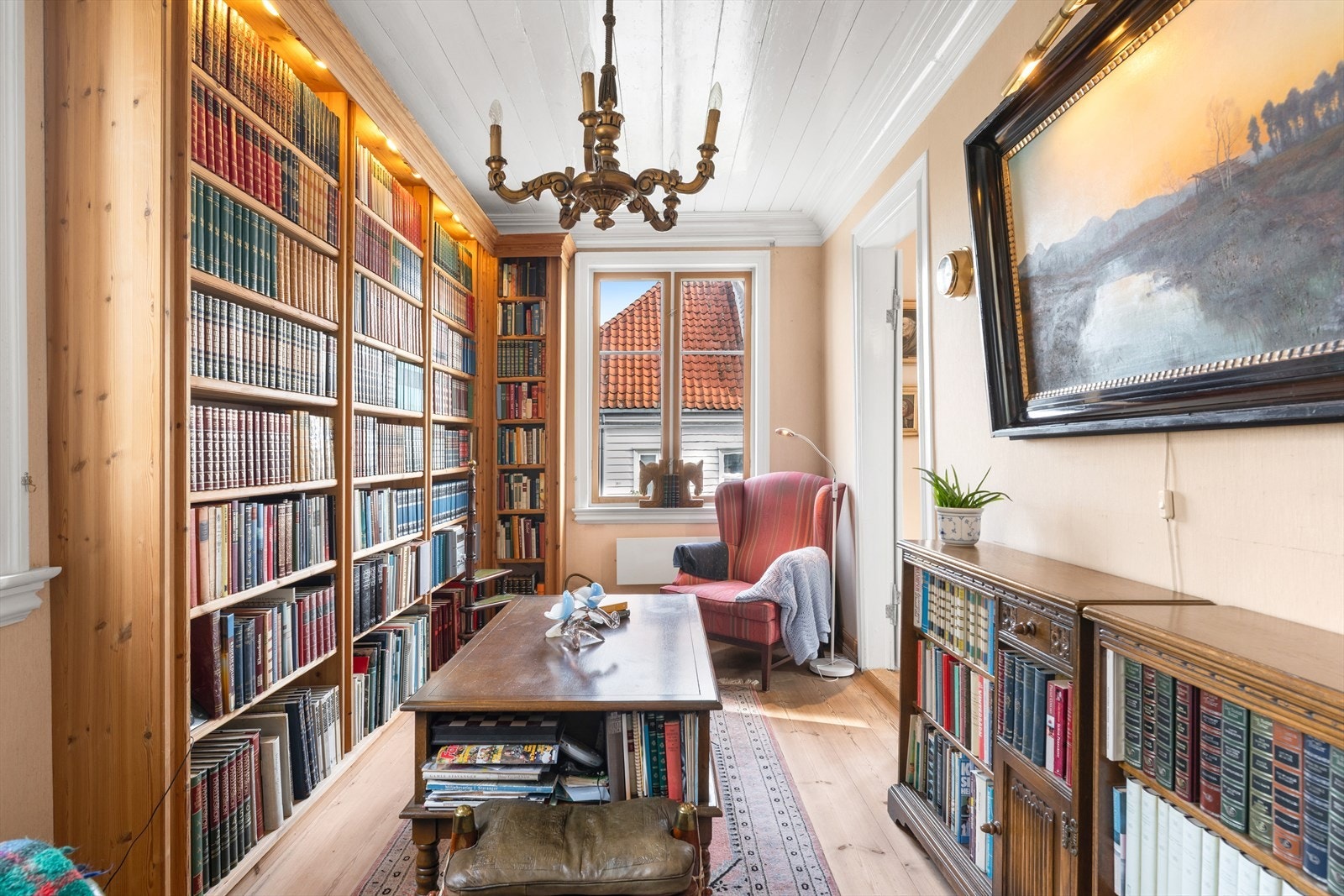 Store vindusflater slipper inn mye naturlig lys Galleribilde