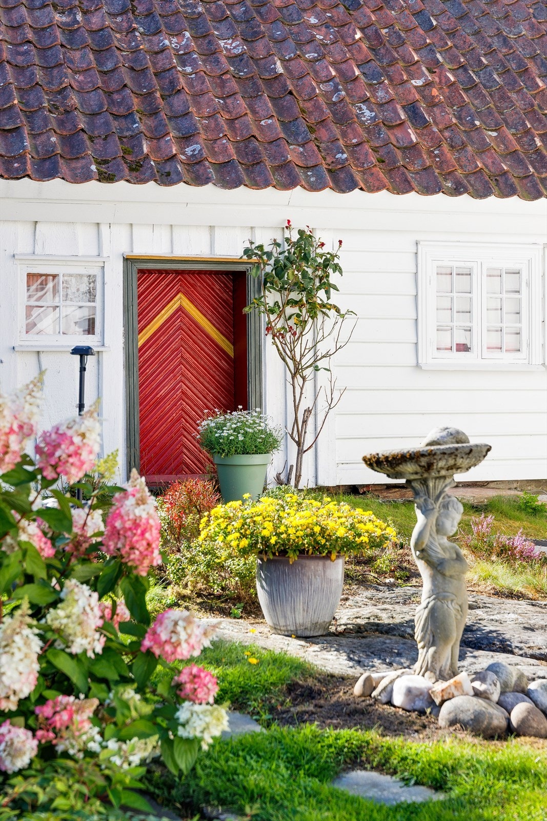 Detaljerte utsmykninger på samtlige ytterdører Galleribilde