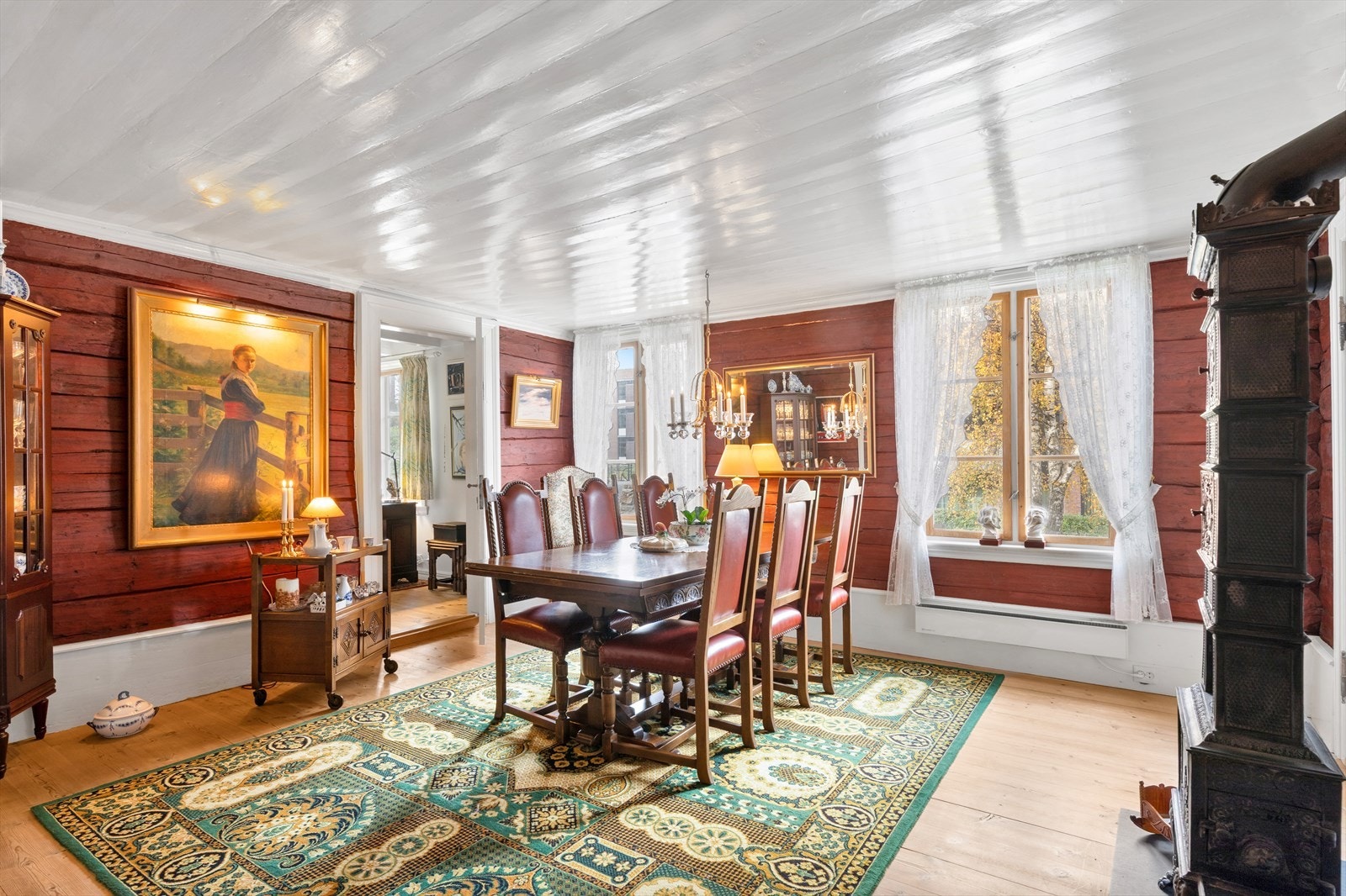 Spisestue - rommet er perfekt for sosiale sammenkomster, familieselskaper hyggelige middager. Galleribilde