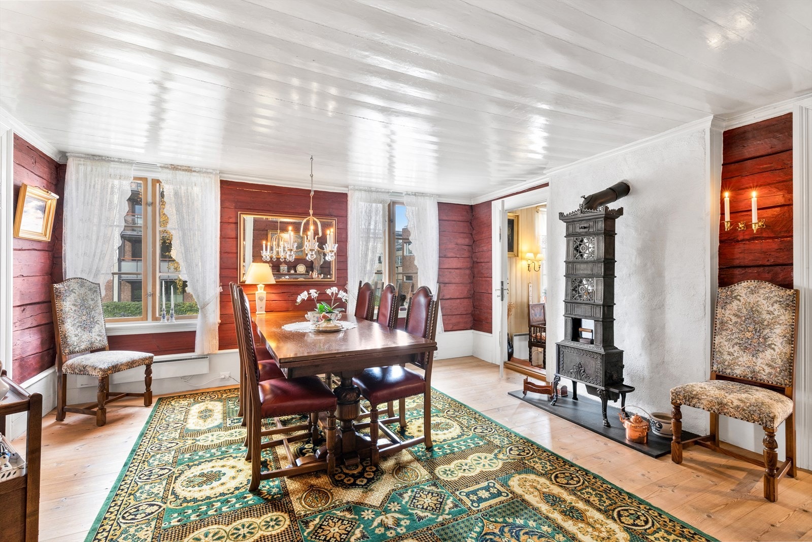 Her får du plass til langbord med plass til flere gjester Galleribilde