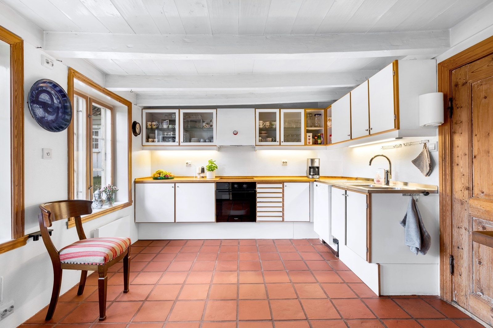 Kjøkken med god skap- og benkeplass Galleribilde