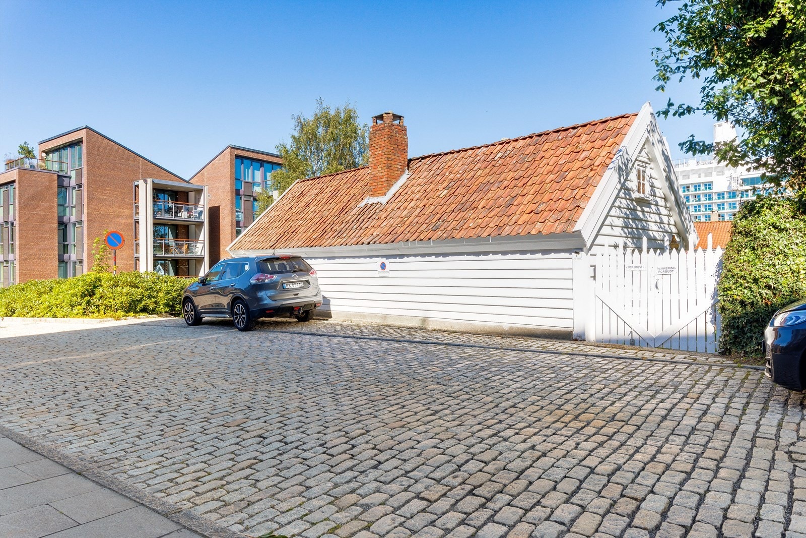 Privat parkering til eiendommen Galleribilde